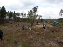 Pracownicy Nadleśnictwa wraz z uczniami sadzą las